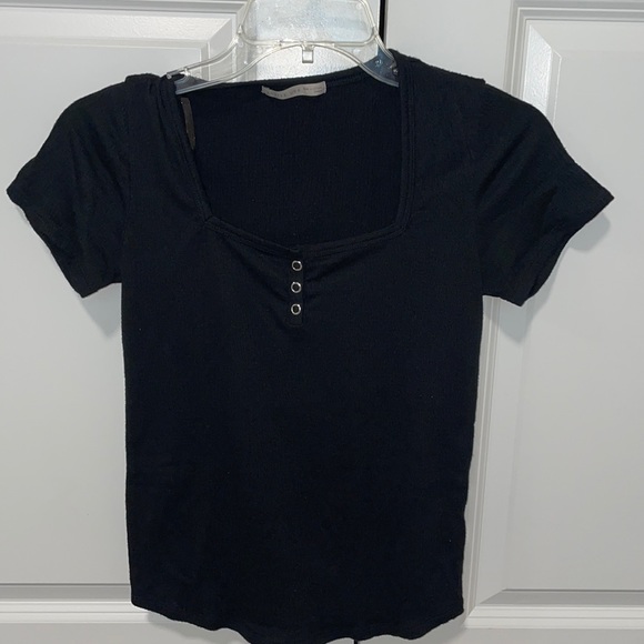 Black cropped shirt with buttons - Picture 1 of 4